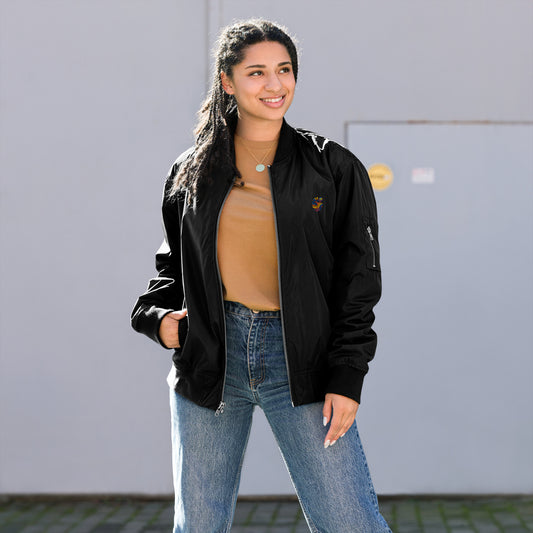 Chaqueta bomber reciclada premium: estilo moderno y sostenibilidad en uno.