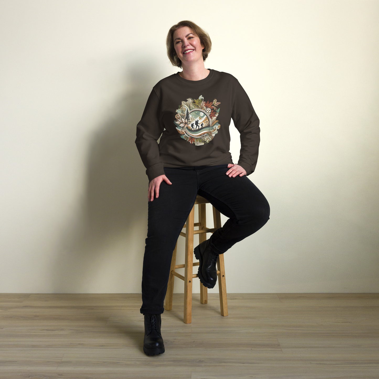 Sudadera ecológica unisex con diseño artístico y colores vibrantes.